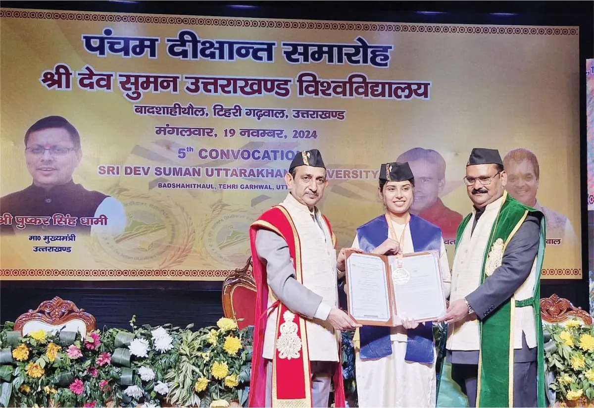 An HEC student receiving a gold medal at the university convocation
