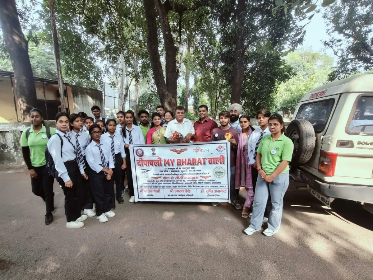 HEC NSS volunteers with the “Deepawali My Bharat Wali” banner